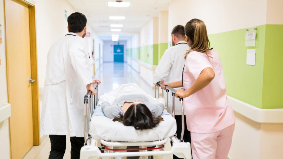 Reconheça os sinais de alerta súbitos de AVC: agir rapidamente pode salvar uma vida