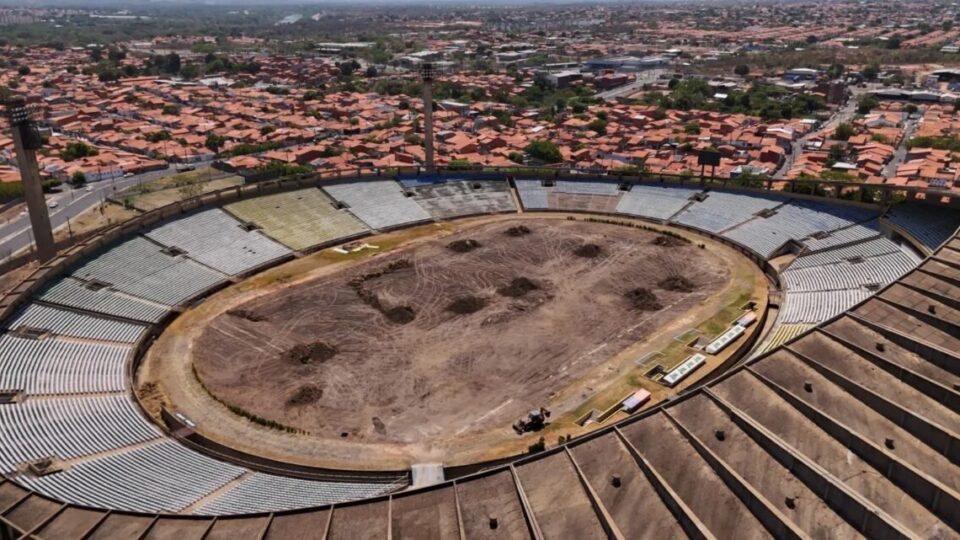 Reforma do Albertão: remoção da grama antiga entra na reta final e obras avançam; veja imagens