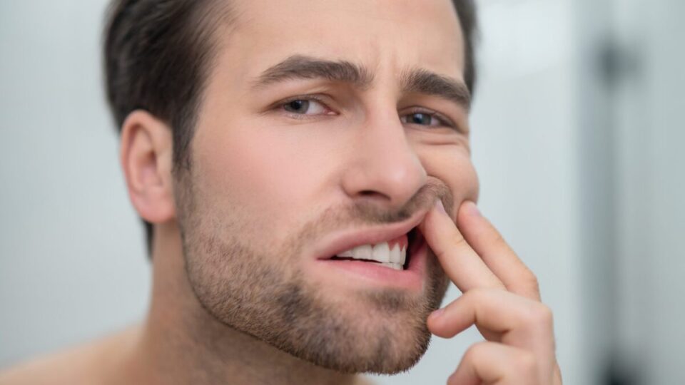 Retração gengival: por que a gengiva se afasta dos dentes e como prevenir?