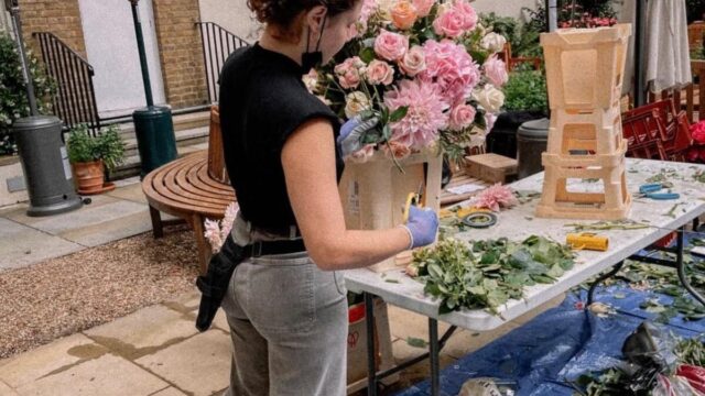 Rio-pretense integra equipe de ‘Bridgerton’ como florista e atriz em Londres
