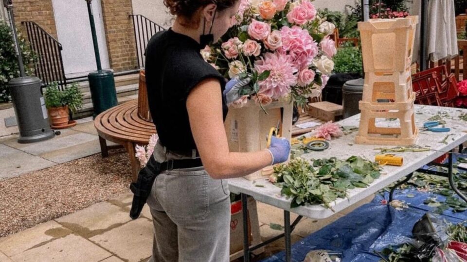Rio-pretense integra equipe de ‘Bridgerton’ como florista e atriz em Londres