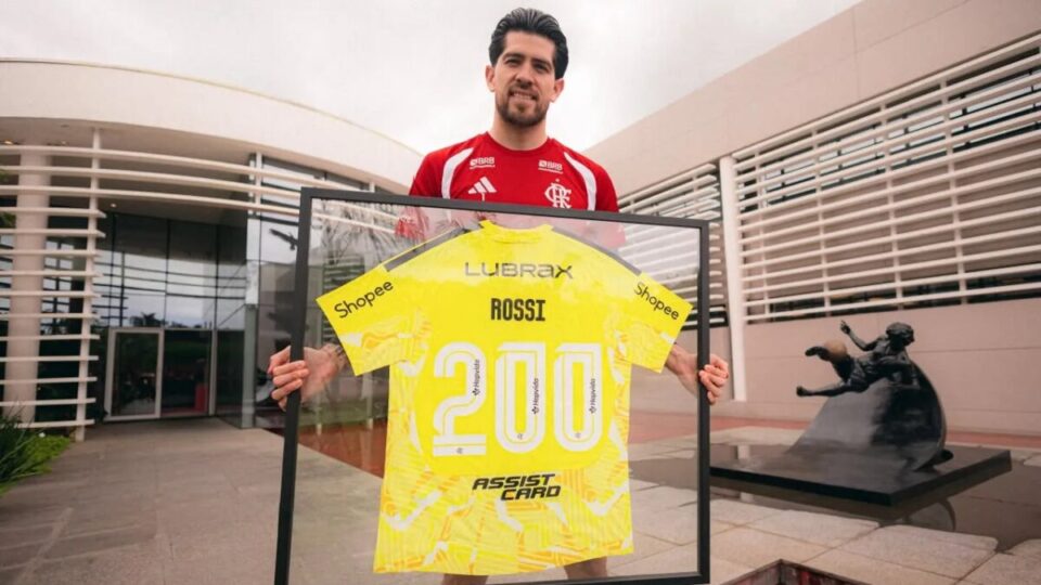 Rossi entra no top 10 dos goleiros que mais defenderam o Flamengo e é amuleto no clássico com Vasco