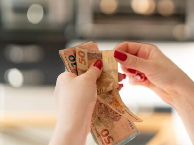 Saiba como fazer pequenos ajustes no dia a dia e economizar uma boa grana