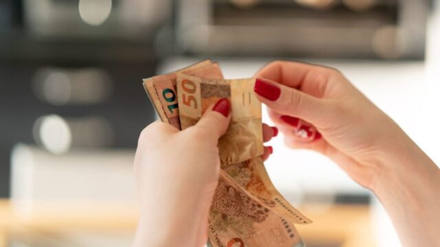 Saiba como fazer pequenos ajustes no dia a dia e economizar uma boa grana