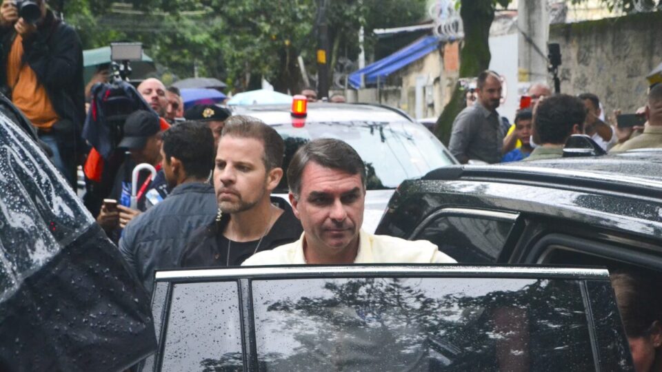 Senador dos EUA diz que eleição foi ‘roubada’ e chama Flávio de ‘legítimo presidente’