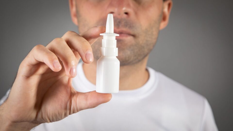 Spray nasal pode piorar o nariz entupido e criar um ciclo difícil de interromper