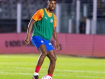 Suspensão de Kanu mantém indefinição na zaga do Bahia depois da venda de Ramos Mingo