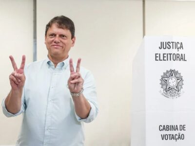 Tarcísio diz estar confiante na vitória de Flávio após votar em SP
