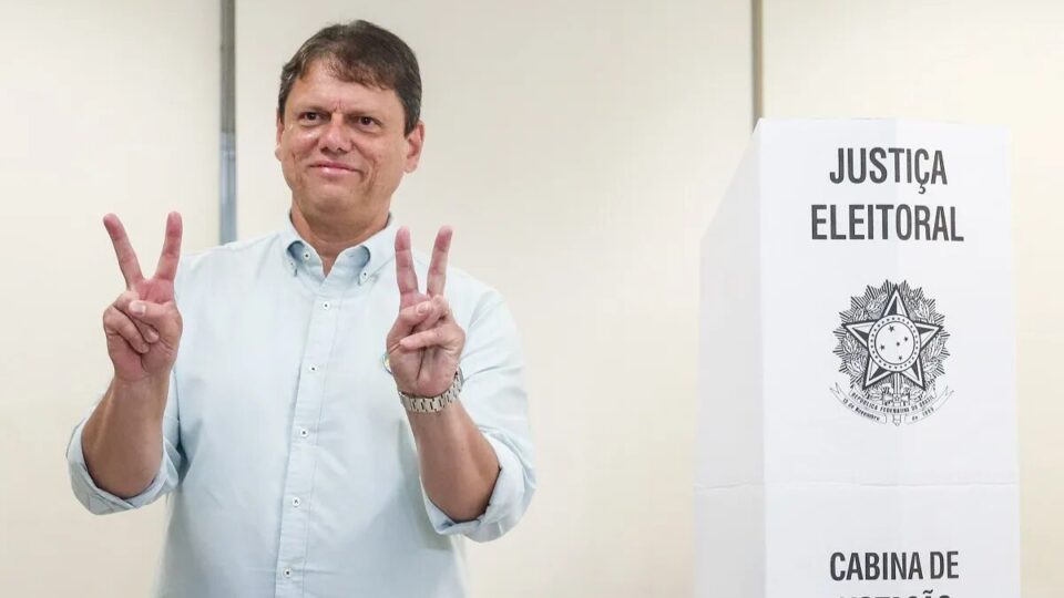 Tarcísio diz estar confiante na vitória de Flávio após votar em SP