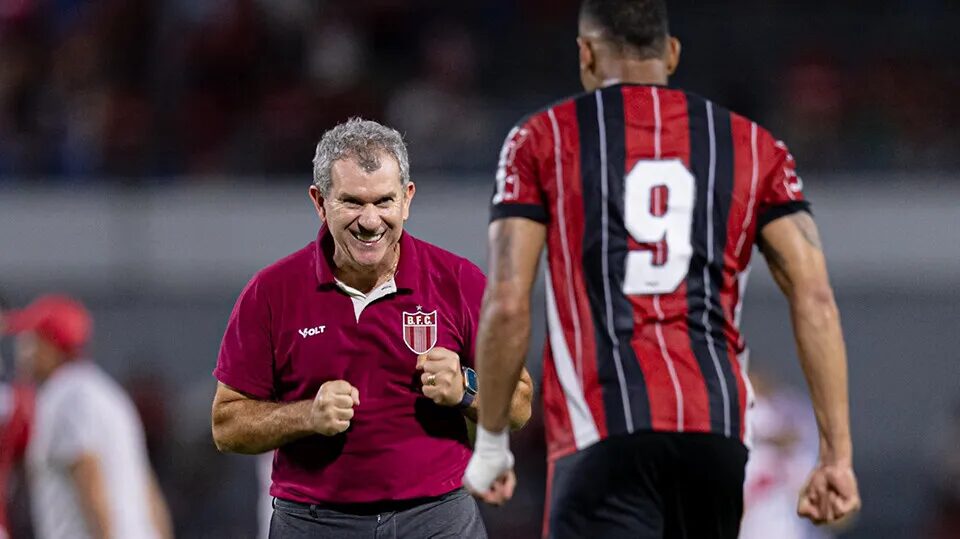 Tencati exalta "controle do vestiário" do Botafogo-SP e destaca importância de reta final da Série B