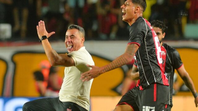 Vitória reencontra o Athletico-PR dois meses depois de virada épica