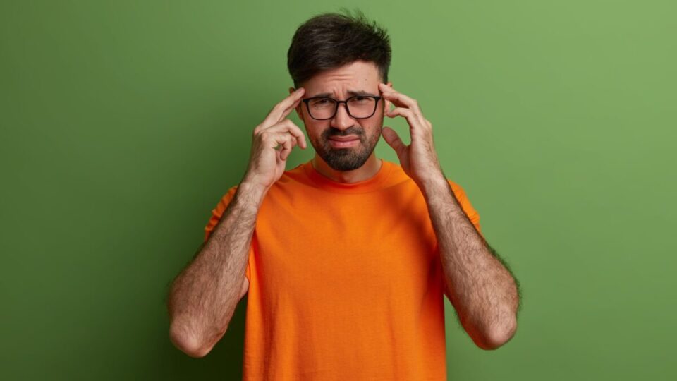 Você revive discussões na cabeça? Psicologia explica por que isso acontece