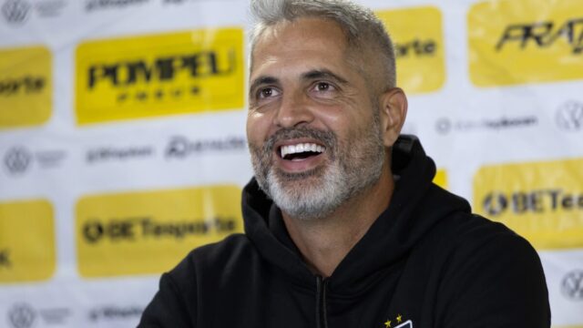 Volta Redonda negocia retorno do técnico Rodrigo Santana