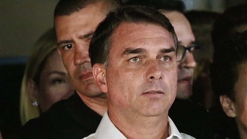 Voo de Flávio para fugir do Brasil foi pago por intermediário dos EUA