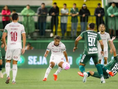 Wesley Natã foi escalado em decisão tomada no vestário do Fluminense, após Canobbio sentir problema físico