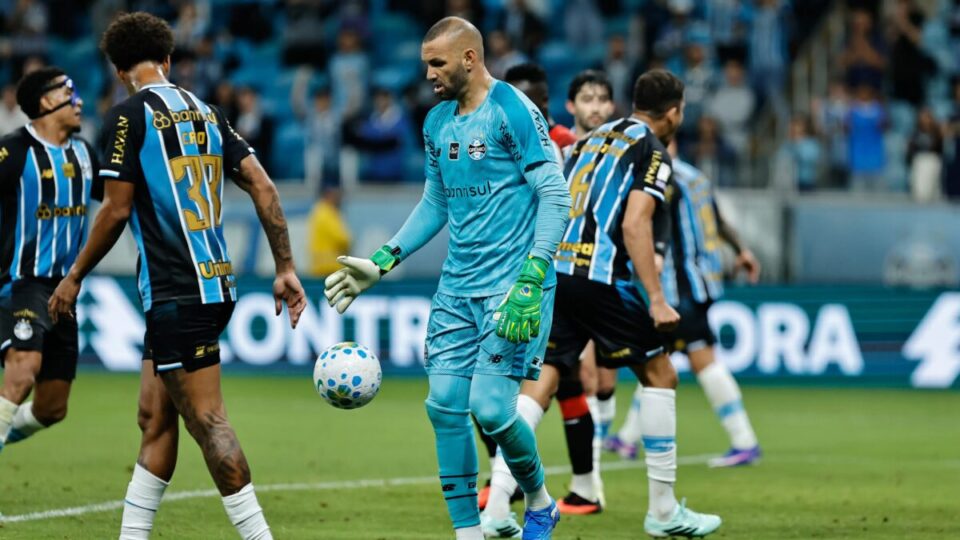 Weverton e Carlos Vinicius levam cartão e desfalcam Grêmio contra o Flamengo a pedido de Renato